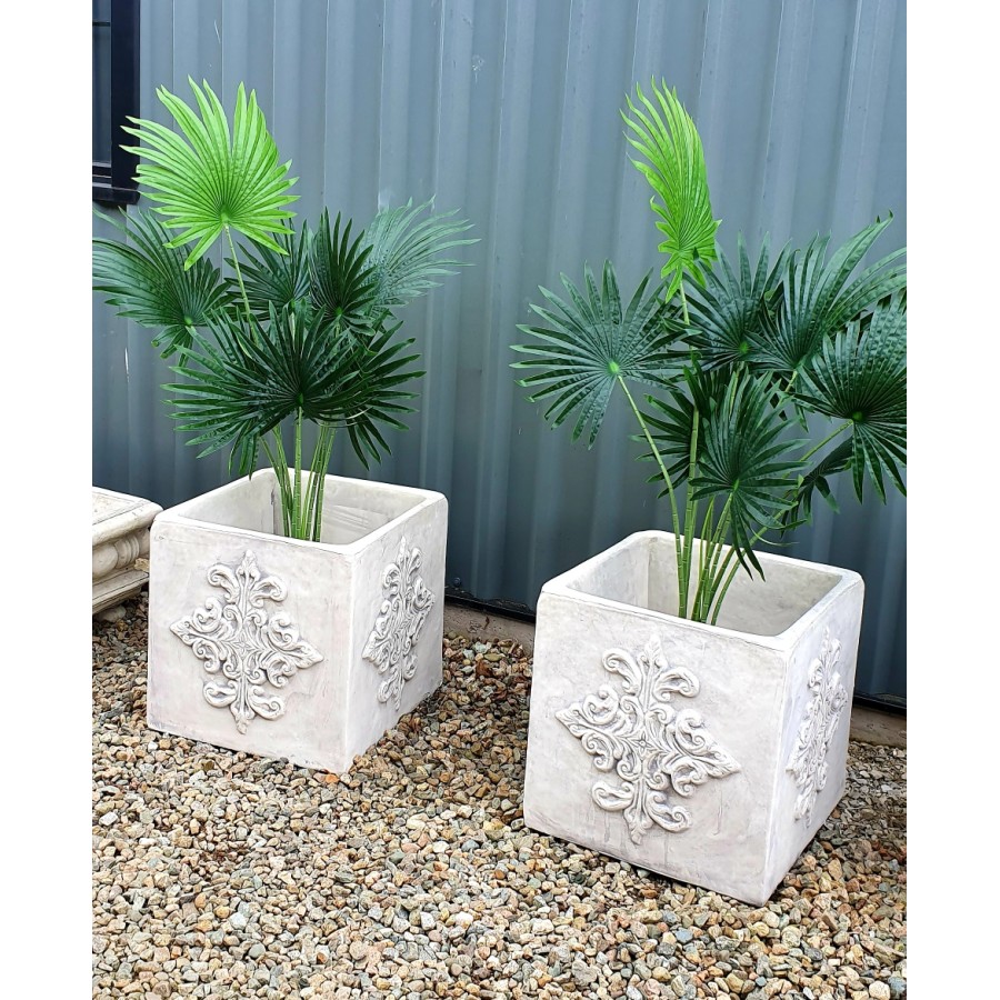 Planter with motif